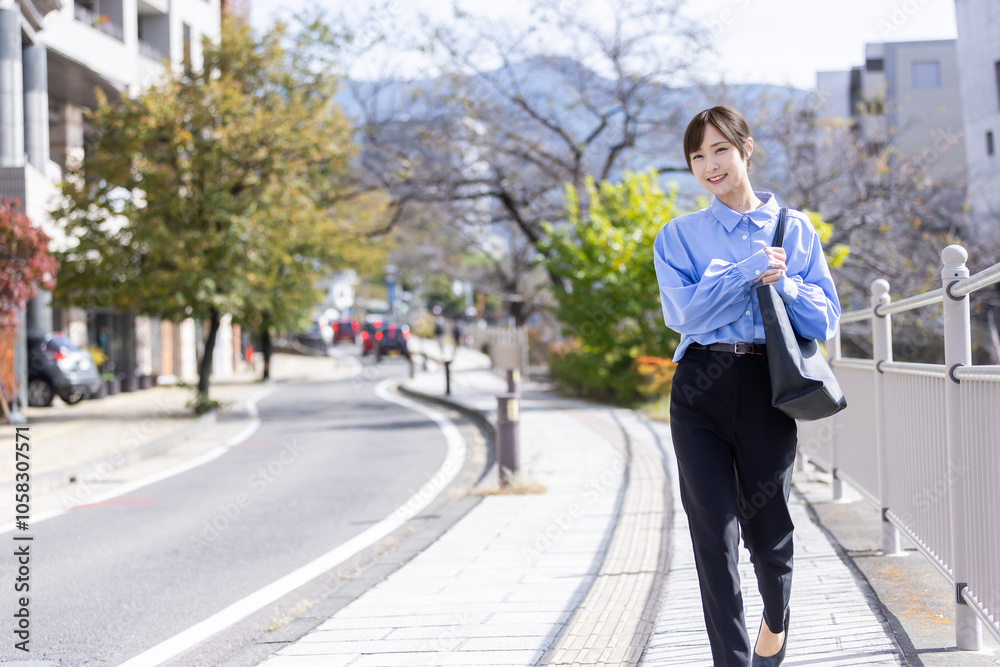 笑顔で歩くビジネスウーマン Business 笑顔で歩くビジネスウーマン Business