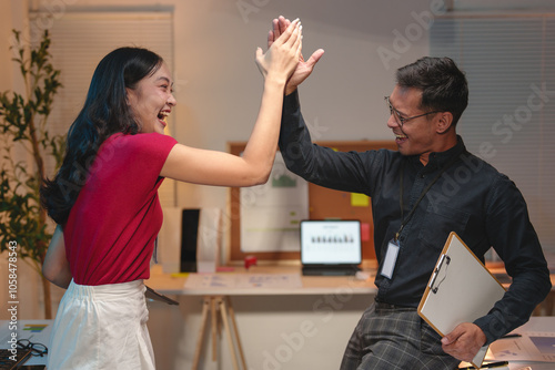 Foto Excited team of Asian businessmen celebrate victory together in office Group of professionals, supervisors and subordinates who are happy and delighted with teamwork concept