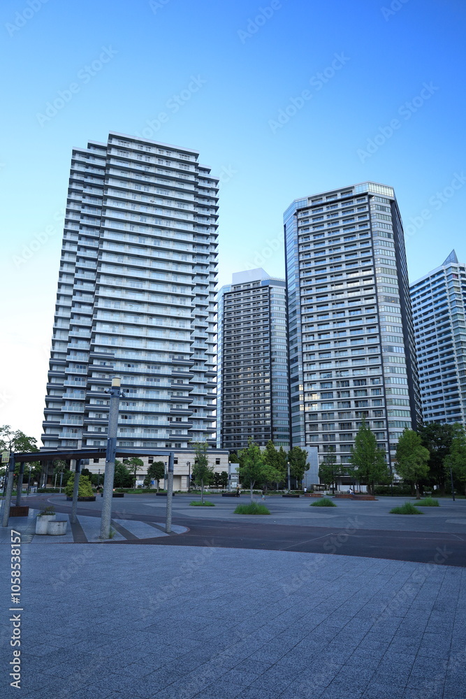 Naklejka premium 横浜みなとみらいにある高いビジネスビルや居住施設のある都市風景