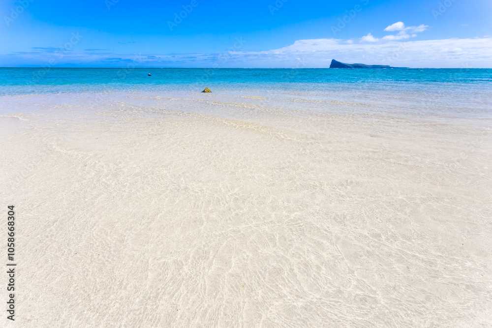 Naklejka premium Plage paradisiaque face au Coin de Mire, île Maurice 