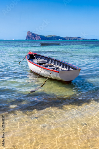 Barque de pêche au Coin de mire, île m’a