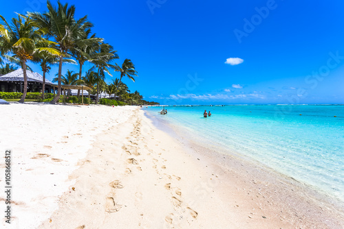 Plage de sable blanc, le morne Brabant, Île Maurice  photo