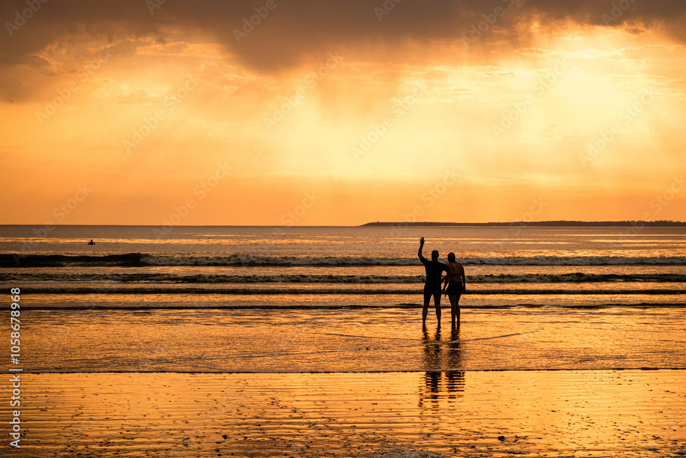Fototapeta premium Couple au coucher de soleil