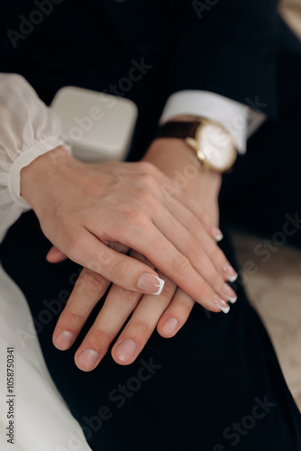 Obraz na płótnie bride and groom holding hands w salonie