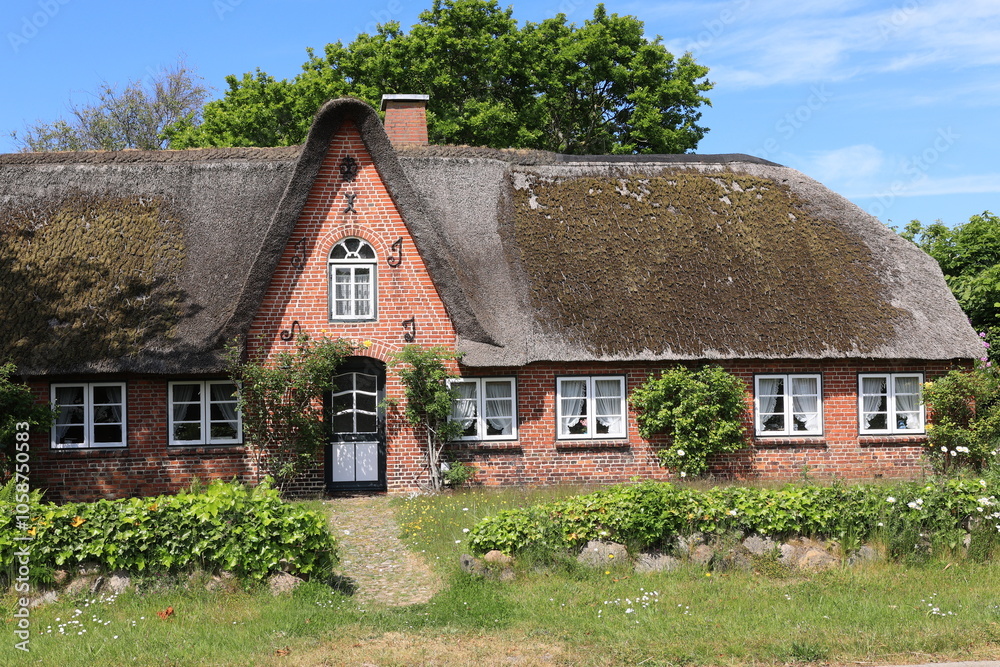 Haus mitTrditionellem Reetdach in Morsum auf der Nordseeinsel Sylt Haus mitTrditionellem Reetdach in Morsum auf der Nordseeinsel Sylt