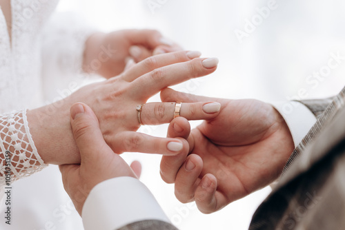 Obraz na płótnie bride and groom holding hands w salonie