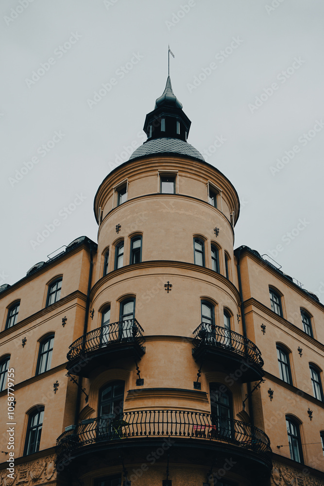 Naklejka premium Low angle of the a building against the sky