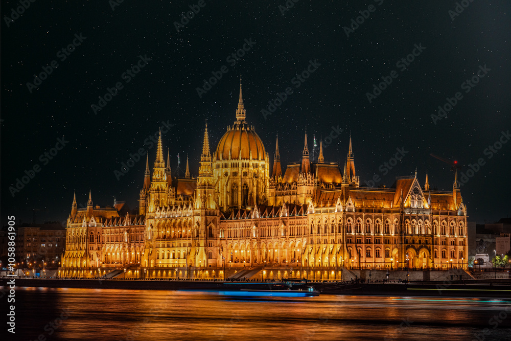 Fototapeta premium Budapest, Hungary, night in the city