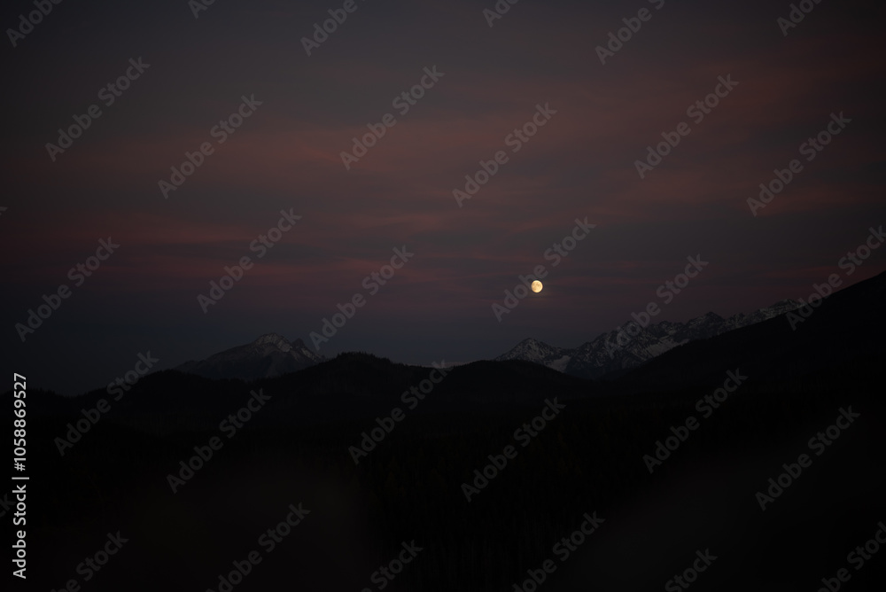 Obraz premium The sunset atop Mount Kopieniec in Zakopane, Poland, casts a warm glow over the Tatra Mountains, creating a stunning landscape