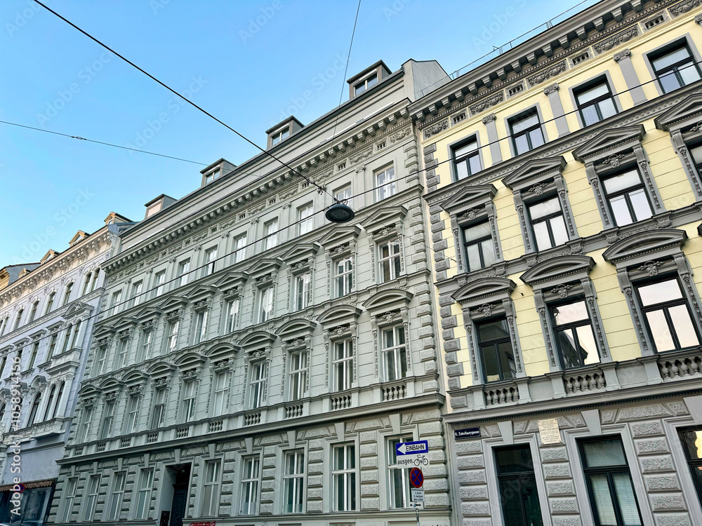 Schöne Altbaufassaden im Stadtteil Mariahilf im 6. Bezirk von Wien, Österreich