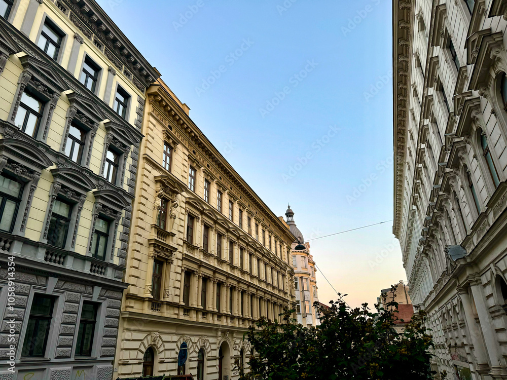 Fototapeta premium Schöne Altbaufassaden im Stadtteil Mariahilf im 6. Bezirk von Wien, Österreich