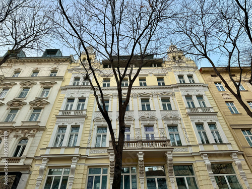 Obraz na płótnie Schöne Altbaufassaden im Stadtteil Mariahilf im 6. Bezirk von Wien, Österreich w salonie
