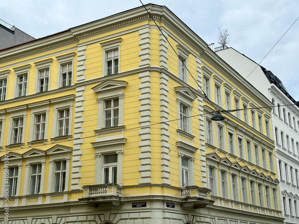 Sanierte Altbausfassaden im Karmeliterviertel im 2. Bezirk von Wien, Österreich