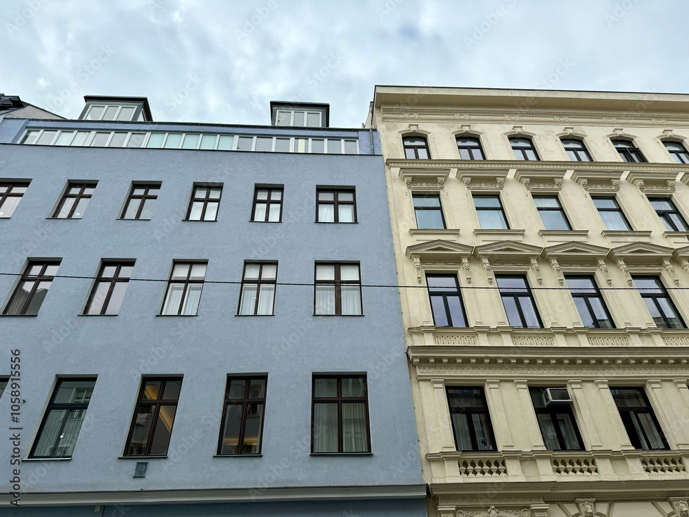 Sanierte Altbausfassaden im Karmeliterviertel im 2. Bezirk von Wien, Österreich