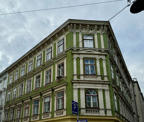 Obraz na płótnie Sanierte Altbausfassaden im Karmeliterviertel im 2. Bezirk von Wien, Österreich w salonie