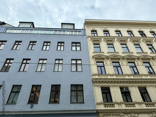 Sanierte Altbausfassaden im Karmeliterviertel im 2. Bezirk von Wien, Österreich
