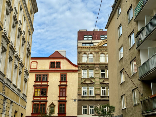 Sanierte Altbausfassaden im Karmeliterviertel im 2. Bezirk von Wien, Österreich