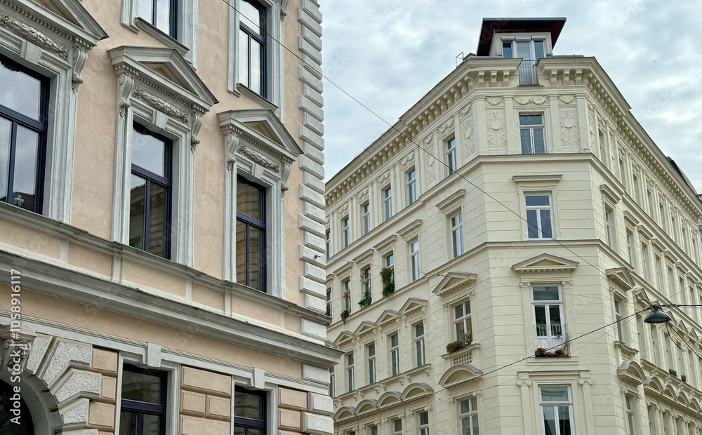 Sanierte Altbausfassaden im Karmeliterviertel im 2. Bezirk von Wien, Österreich