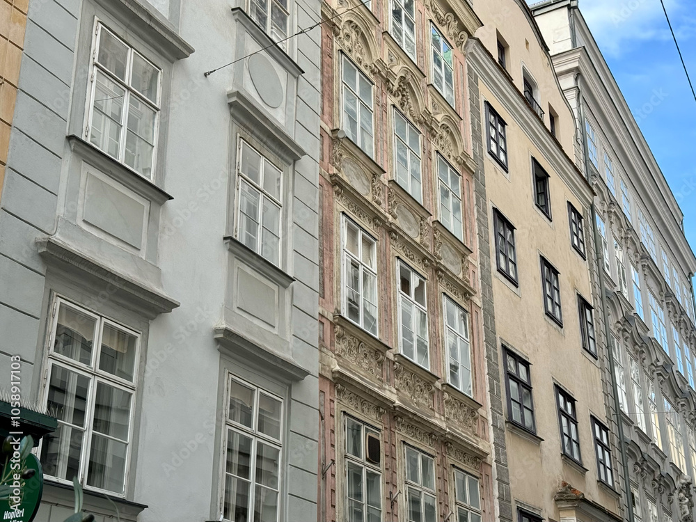 Fototapeta premium Prächtige Altbaufassaden in der Altstadt von Wien, Österreich 