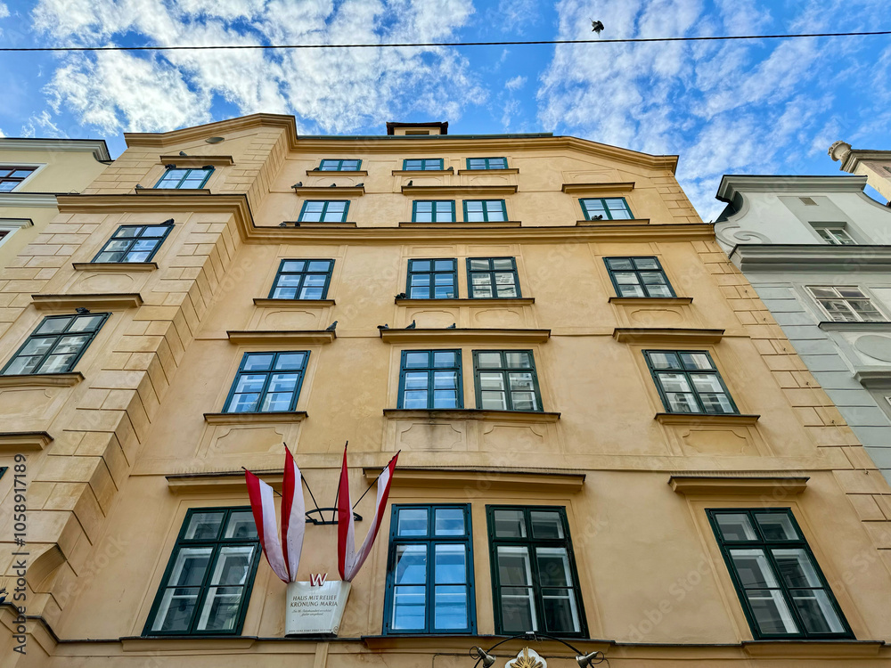 Obraz premium Sanierte Altstadtfassaden in Wien, Österreich