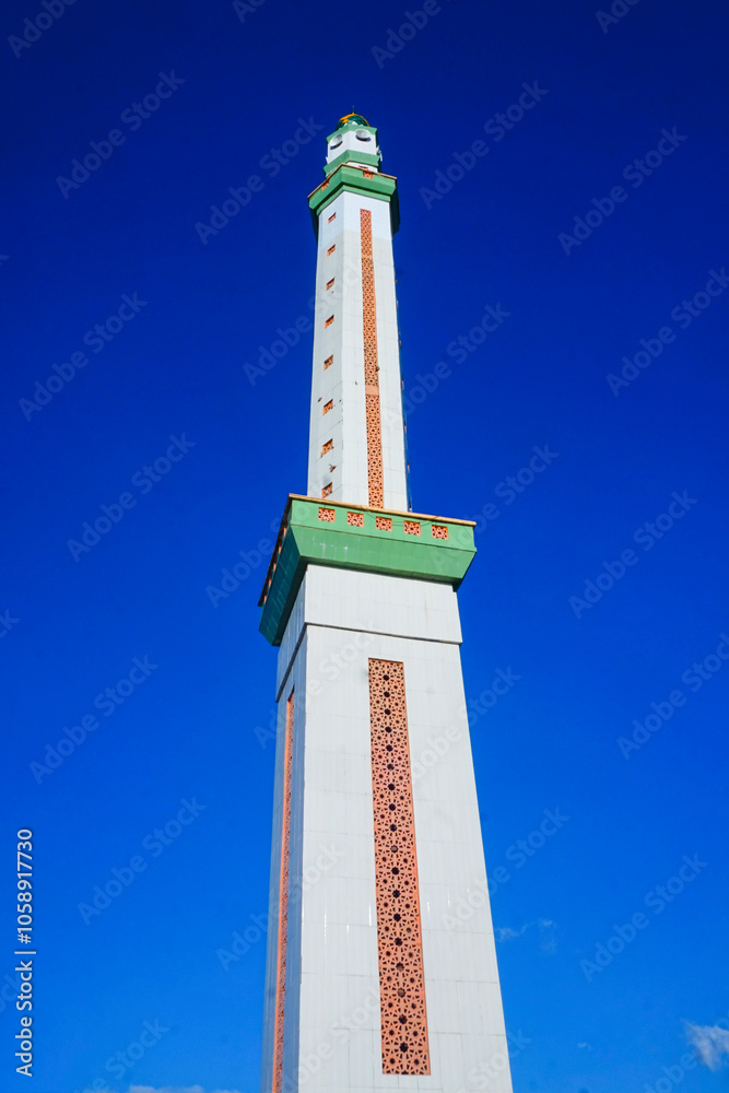 Obraz premium view of the mosque tower soaring high, against a blue sky