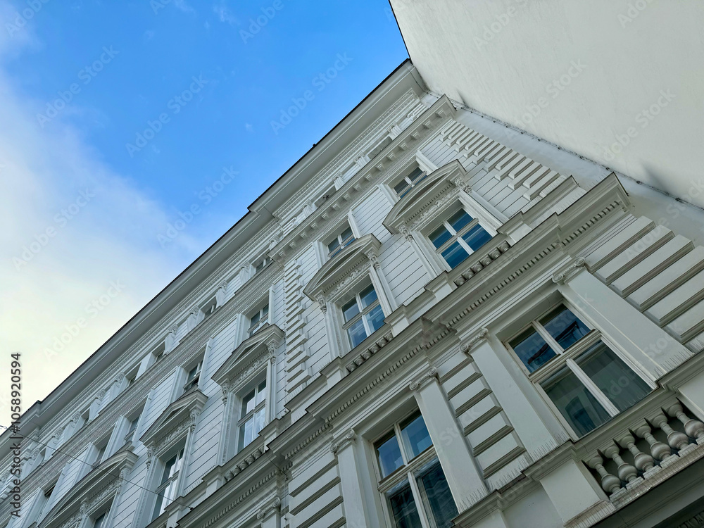 Sanierte Altbausfassaden im Karmeliterviertel im 2. Bezirk von Wien, Österreich