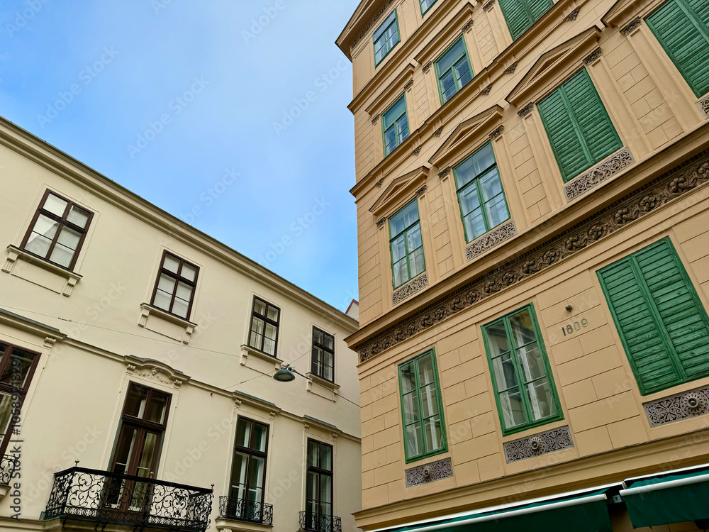 Fototapeta premium Sanierte Altbausfassaden im Karmeliterviertel im 2. Bezirk von Wien, Österreich