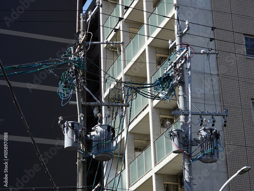 日本の住宅地のマンションと電柱と電線の様子 photo