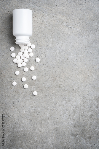 Obraz na płótnie Pill bottle on gray stone background w salonie
