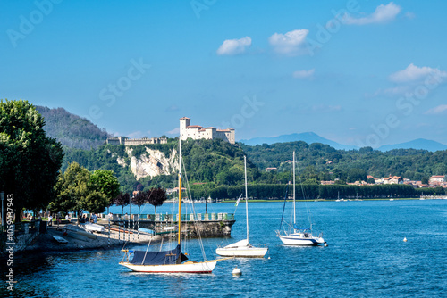Tableau sur toile Rocca di Angera and Boats