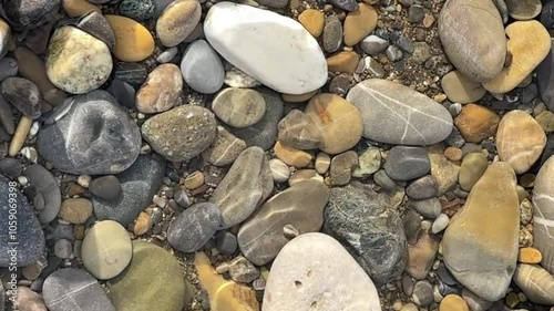 Kieselsteine im seichtem Wasser der Iller