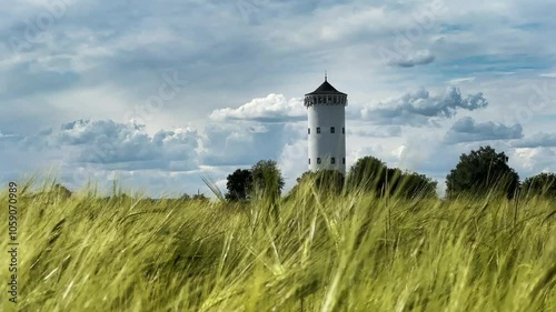 Wasserturm in Deutschland, im Vordergrund ein Getreide Feld