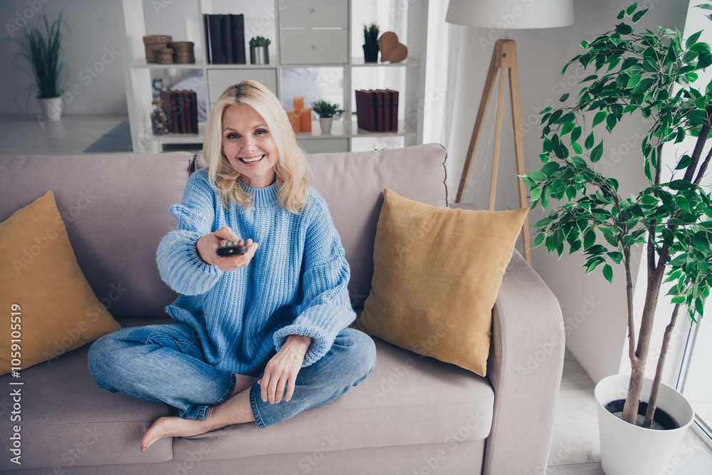Φωτογραφία Full body portrait of nice aged lady hold remote control watch tv pastime weeken