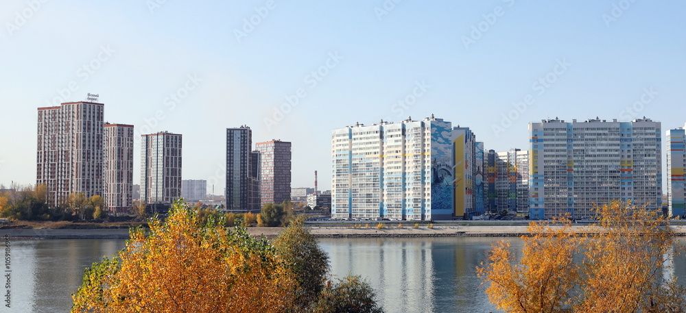 Obraz premium Autumn landscape with a river and houses in the Russian city of Novosibirsk