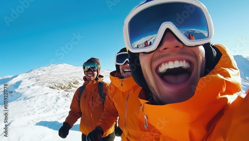 Des amis prenant un selfie au ski, souriant et vêtus d'un équipement coloré, arrière-plan avec montagnes enneigées et ciel bleu. photo