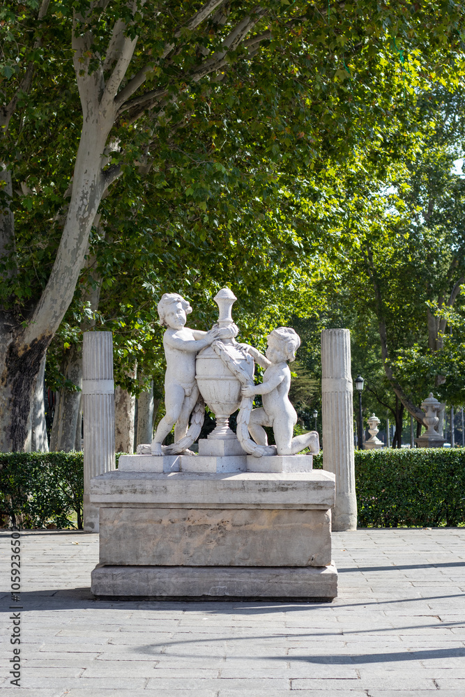 Obraz premium statue of a person in the park