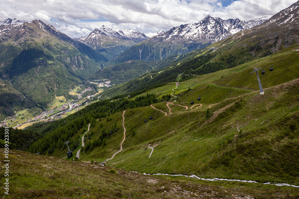 Fototapeta premium Gebirgslandschaft in den Alpen am Giggijoch mit Mountainbiketrail