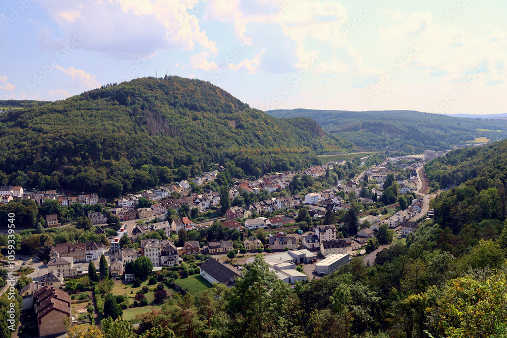 Fototapeta premium Aussicht auf die Kleinstadt Kirn am Fluss Nahe von der Burgruine Kyrburg im Landkreis Bad Kreuznach im deutschen Bundesland Rheinland-Pfalz. Aussicht vom Premium-Wanderweg Vitaltour 3-Burgen-Weg.