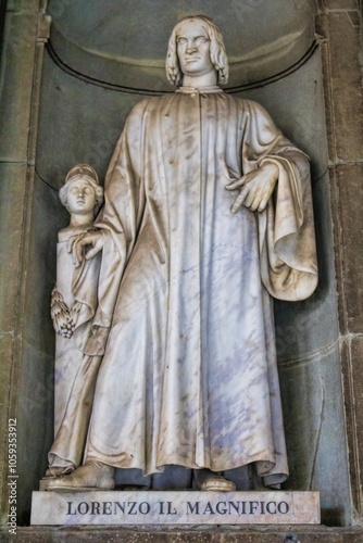 Obraz na płótnie florenz, italien - statue von lorenzo de medici an der außenfassade der uffizien w salonie