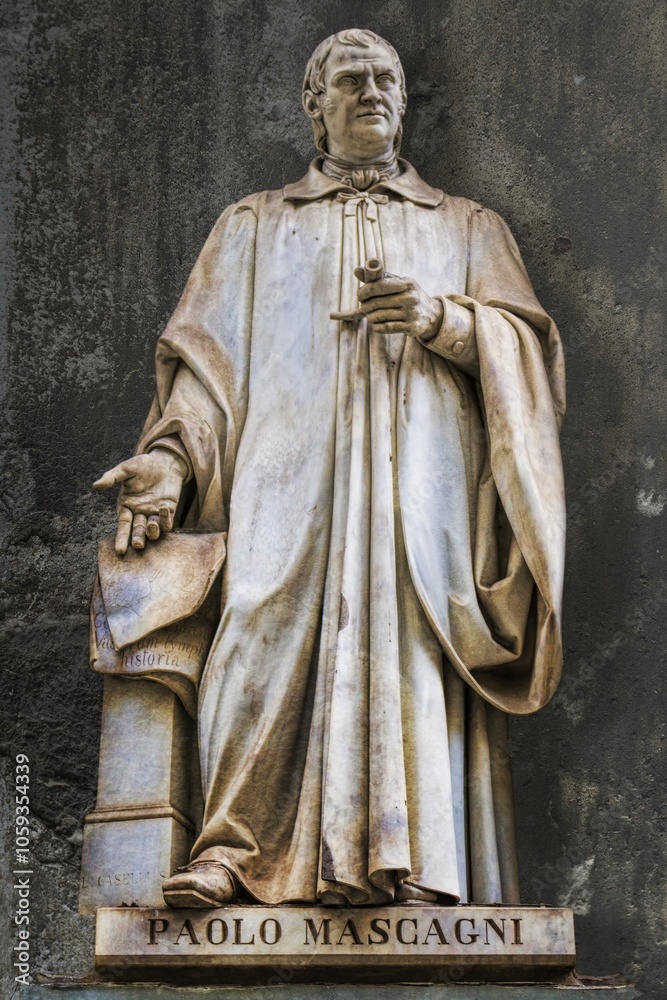 florenz, italien - statue von paolo mascagni an der außenfassade der uffizien