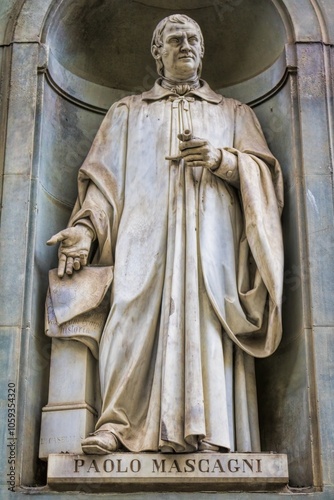 Obraz na płótnie florenz, italien - statue von paolo mascagni an der außenfassade der uffizien w salonie