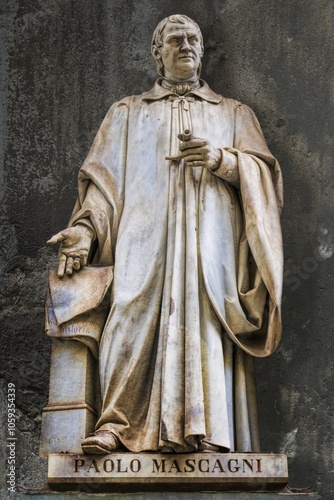 Obraz na płótnie florenz, italien - statue von paolo mascagni an der außenfassade der uffizien w salonie