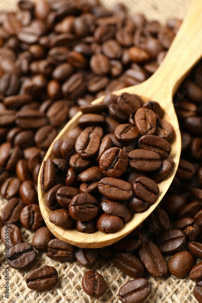 Fototapeta premium Сoffee beans in spoon, close up