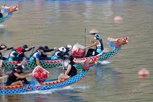 Fototapeta Naklejka Na Ścianę i Meble -  Scene of a competitive boat racing in the Dragon Boat Festival in Taipei, Taiwan, where the athletes pull vigorously on the oars  compete with all their strength in traditional colorful dragon boats