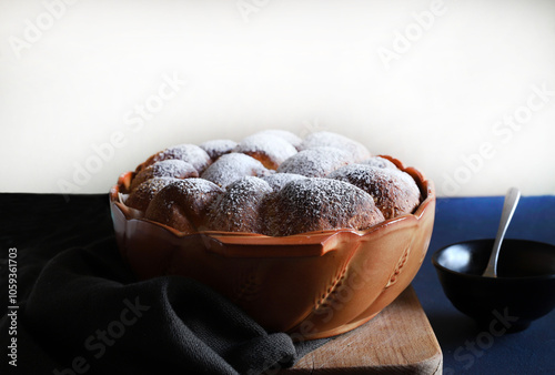 Buchteln austriaci fatti in casa ripieni di marmellata su sfondo bianco. Panini dolci. Torte di pasta lievitata. Vista dall'alto. photo