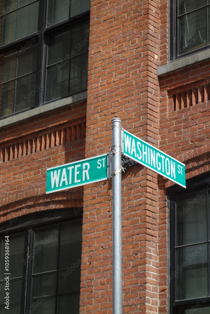 Obraz premium New York : Mur en briques et panneaux de rue