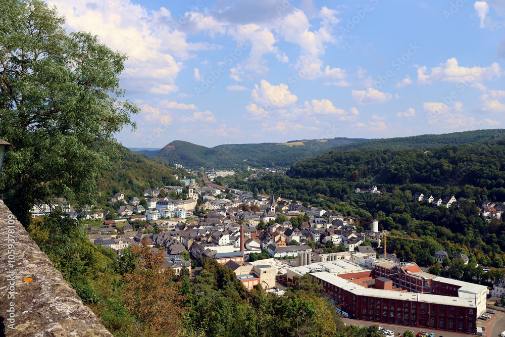 Naklejka premium Aussicht auf die Kleinstadt Kirn am Fluss Nahe von der Burgruine Kyrburg im Landkreis Bad Kreuznach im deutschen Bundesland Rheinland-Pfalz. Aussicht vom Premium-Wanderweg Vitaltour 3-Burgen-Weg.