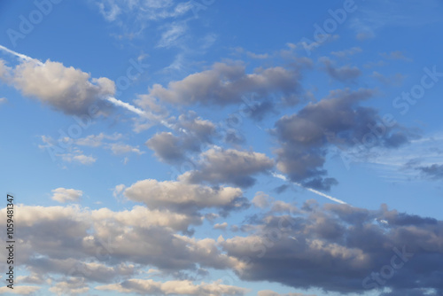 Obraz na płótnie The white cloud trail left by the passenger plane in the sky w salonie