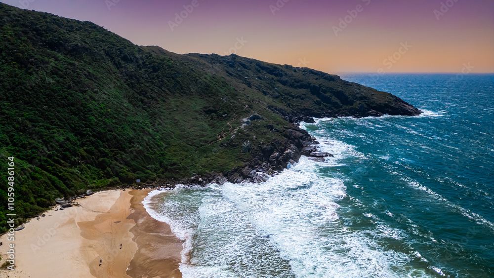 Obraz premium Lagoinha do Leste Floripa Sol Mar Oceano Brasil Corrida Trilhas Praia Santa Catarina Paisagem Natureza Aventura Areia Colinas Céu Azul Vegetação Tropical Treinamento Esporte Cenário Exercício Areia