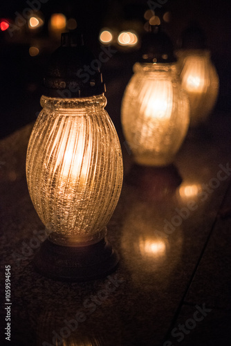 Foto Candles on graves, the tradition of remembering people who have passed away